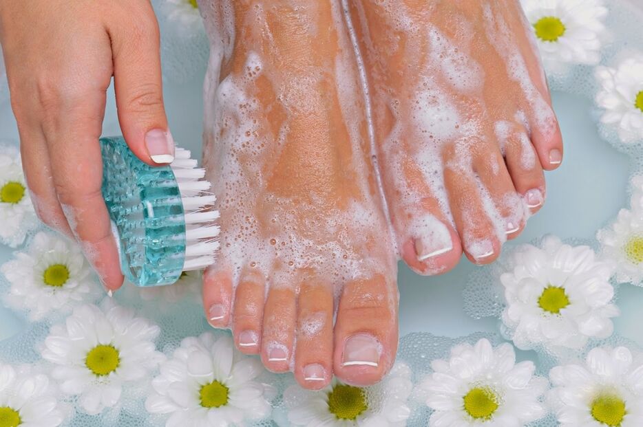 Pravidelná hygiena nôh je výbornou prevenciou plesňovej infekcie. 