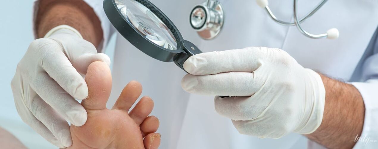 Doktor skúma huby na špičke