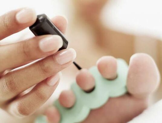 ošetrenie nechtov lakom na plesňové infekcie